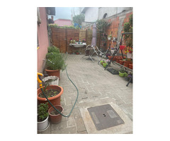 Vând casă singur in curte