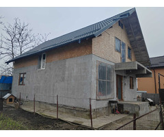 Imobil cu 2 constructii, anexe și 670 mp teren, utilități racordate, Bratasanca